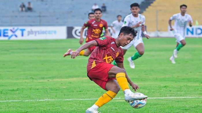 Aksi-Azis-satu-diantara-pemain-PSPS-Riau-saat-mendribling-bola.jpg