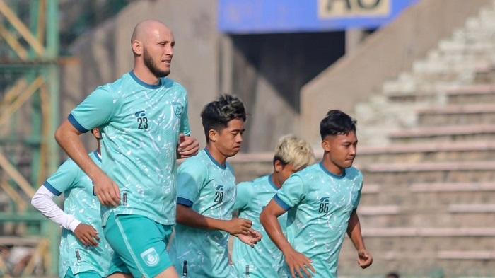 Aksi-Pemain-Gresik-United-saat-persiapan-latihan.jpg