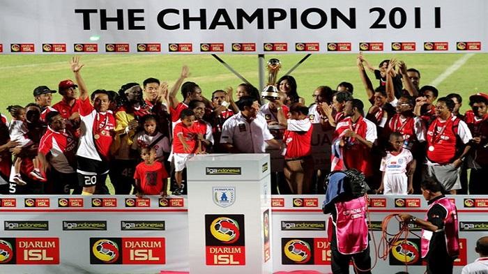 Aksi-Persipura-Jayapura-setelah-menjurai-Liga-Indonesia-ISL-musim-2011.jpg