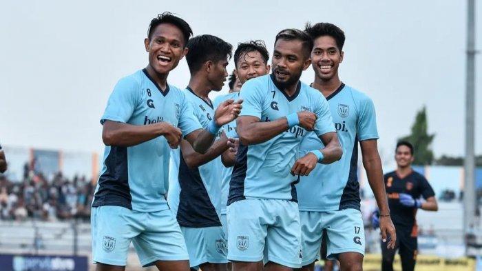 Aksi-Zulham-Zamrun-dan-pemain-Persela.jpg