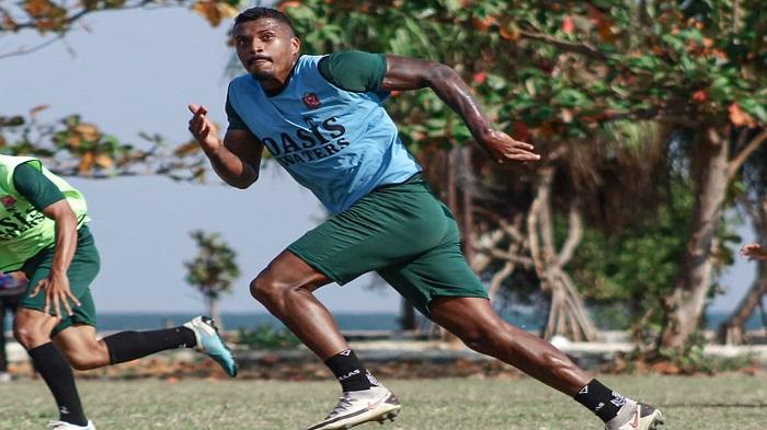 Aksi-pemain-Persijap-Jepara-jelang-kick-off-Liga-2-2024-2025.jpg