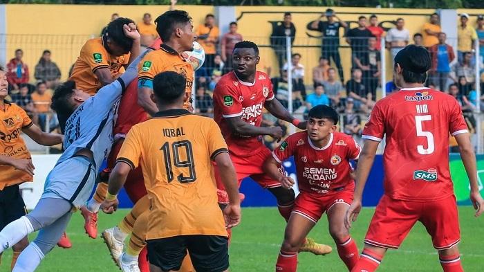 Aksi-pemain-Semen-Padang.jpg