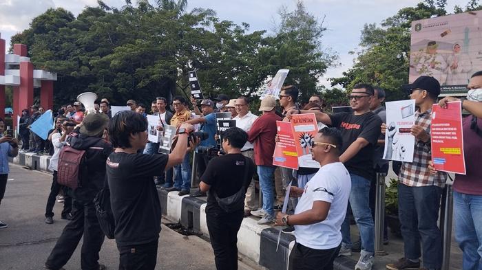 Aksi-penolakan-revisi-atau-Rancangan-Undang-undang-RUU-Penyiaran-Pontianak.jpg