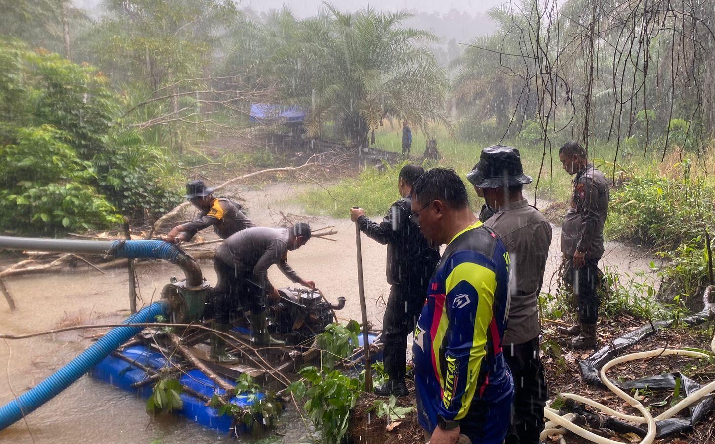 Operasi Gabungan Tertibkan PETI di Tayan Hulu, Aparat Musnahkan Peralatan Tambang Ilegal