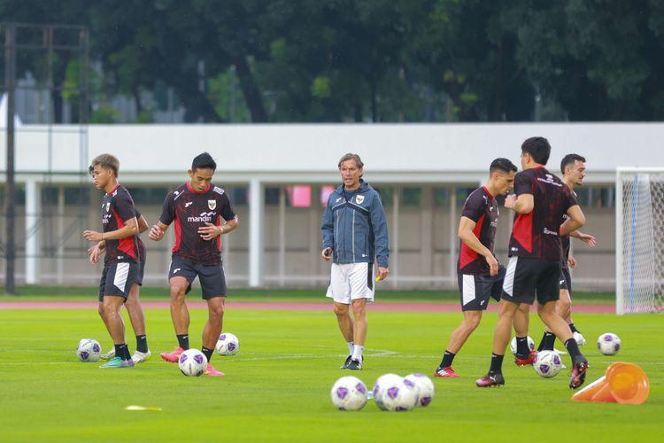 Alex-Pastoor-tengah-mengawasi-sesi-latihan-timnas-Indonesia-j.jpg