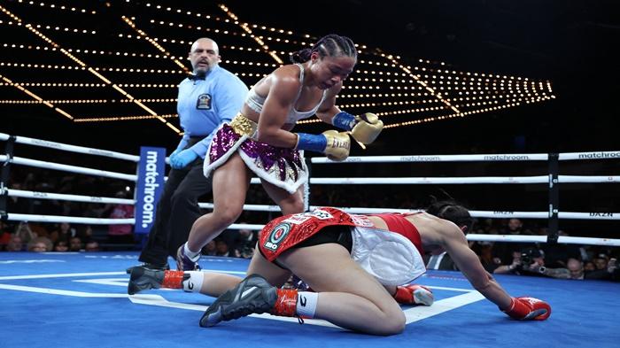 Hasil Tinju Dunia Kelas Bulu Super: 10 Ronde Tuntas! Alycia Baumgardner Sukses Balas Dendam