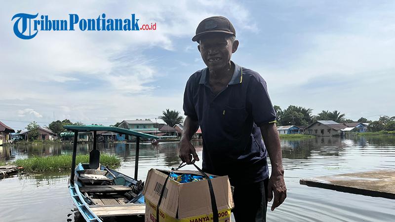 Bertahan Menjadi Penambang Sampan di Sungai Sambas, Amri Mampu Kuliahkan 2 Anak