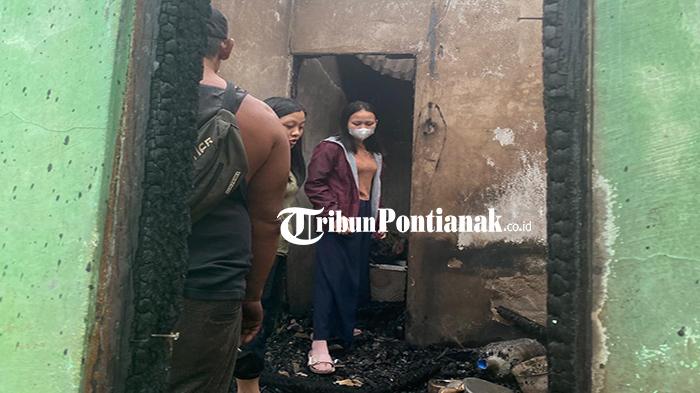 Anak-anak-penghuni-kost-yang-terbakar-mencari-barang234rew.jpg