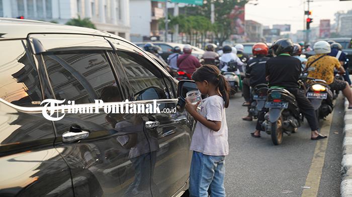 Anak-jalanan-meminta-minta-di-perempatan-Lampu-Merah-beberapa-waktu-lalu23de.jpg
