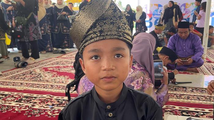 Andi Yazid 12 Tahun Berani Tantang Peserta Dewasa di Lomba Mendirikan Keris Festival Berindu Sambas - Tribunpontianak.co.id