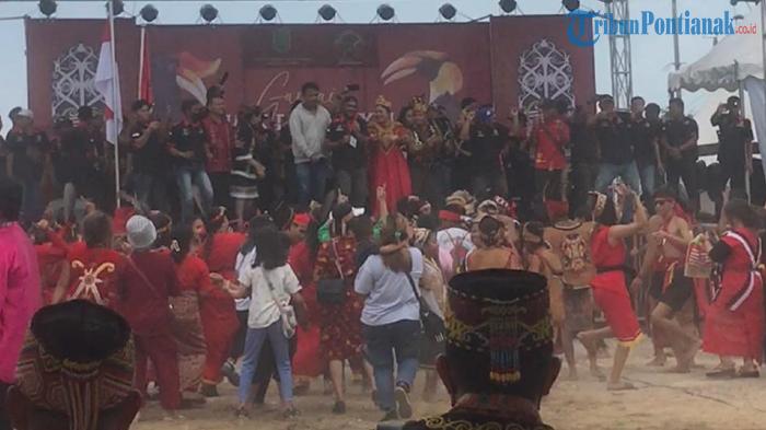 Anggota-DPR-RI-Katherina-Angela-bernyanyi-bersama-sejumlah-masyarakat-Dayak.jpg