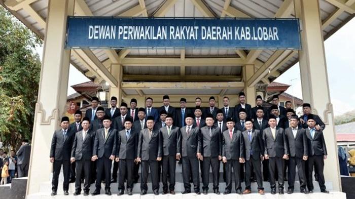 Anggota-DPRD-Lombok-Barat-2019-2024-saat-foto-bersama.jpg
