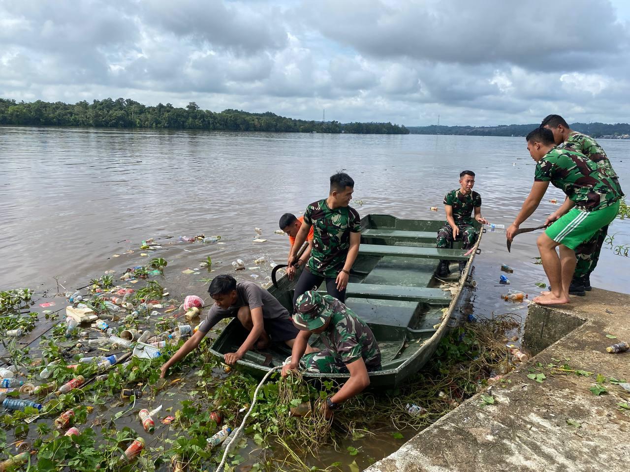 Anggota-Kodim-1204Sanggau-saat-melaksanakan-kegiatan-pembersihan-sampah-di-tepian.jpg