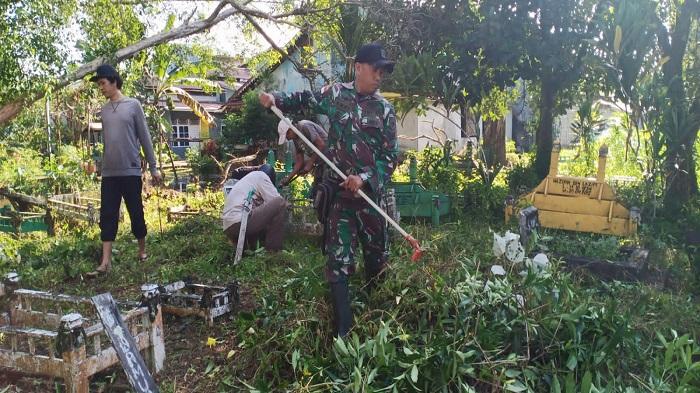 Sebagai Bentuk Penghormatan Kepada Leluhur, Babinsa Pandawan Ajak Warga Sambas Bersihkan TPU