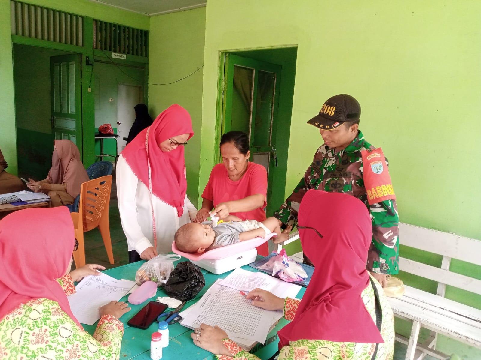 Bentuk Kepedulian Kesehatan Balita, Babinsa Pemangkat Sambas Dampingi Nakes Beri Posyandu