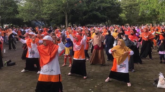 Anggota-PKS-se-Kalbar-di-14-kabupaten-terlihat-melakukan-senam-sehat-di.jpg