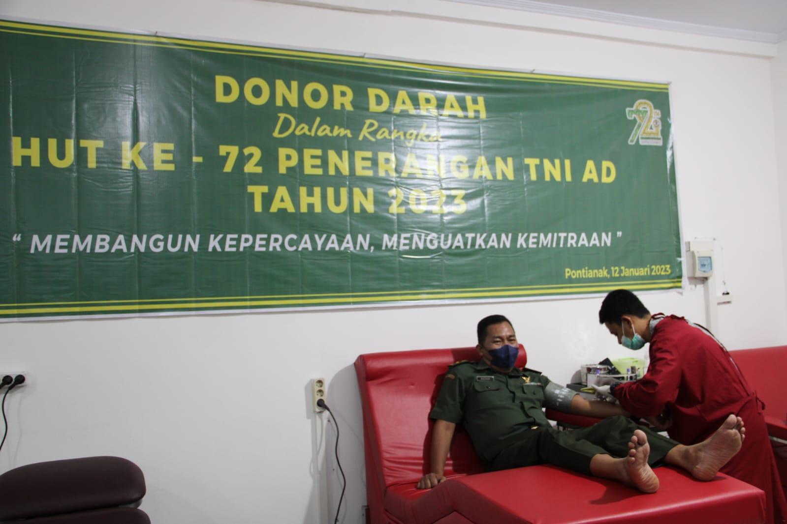 Anggota-Pendam-XII-TPR-melakukan-donor-darah-pada-Kamis-12-Januari-2023.jpg