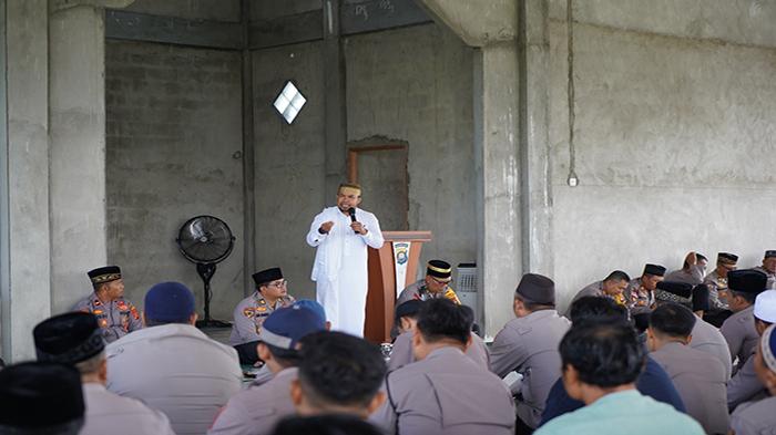 Anggota-Polres-Kubu-Raya-saat-dengarkan-tausyiah23543ew.jpg
