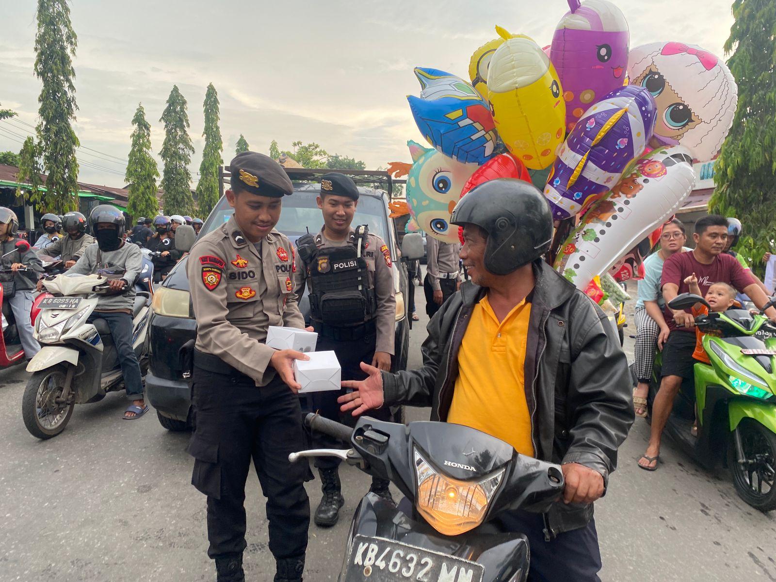 Polres Kubu Raya Bagi-bagi 1.000 Takjil Gratis di Simpang 4 Desa Kapur