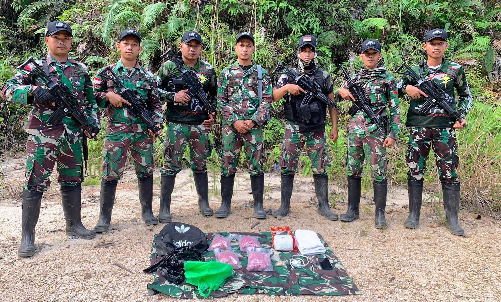 Anggota-Satgas-Pamtas-Yon-Armed-16TK-saat-menunjukkan-barang-bukti.jpg