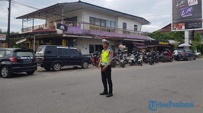 Anggota-Satlantas-Polres-Mempawah-ketika-mengatur-lalulintas-di.jpg