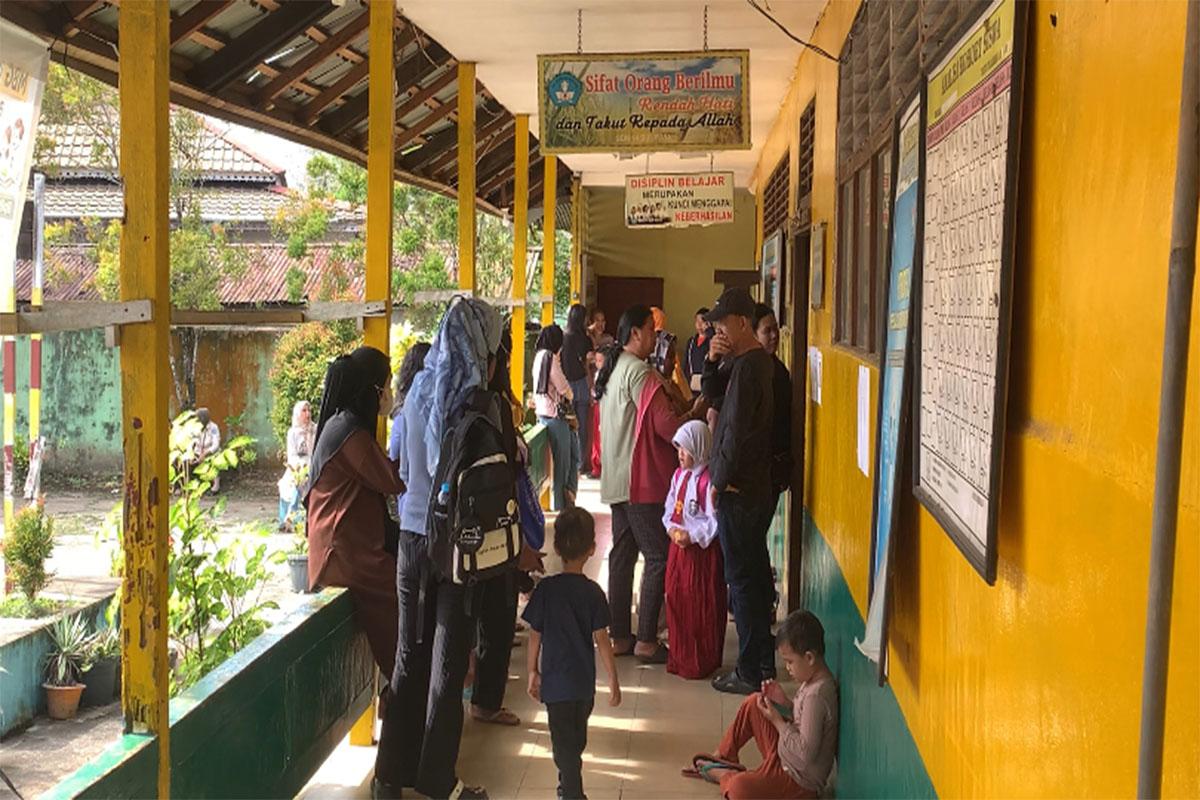 Momen Hari Pertama Sekolah di Kubu Raya, Orang Tua Dampingi Anak Jalani MPLS di SDN 014 Sungai Raya - Tribunpontianak.co.id