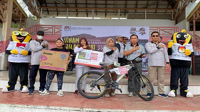 Antonius-saat-foto-bersama-Ketua-KPU-Sanggau-I23w423.jpg
