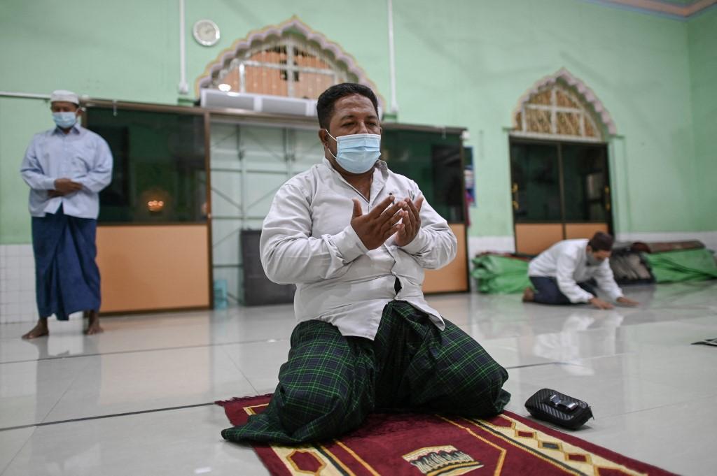 Apa-Penyebab-Doa-Kita-Tidak-Terkabulkan-Simak-Dahsyatnya-Makan-Harta-Haram-bagi-Seorang-Muslim.jpg