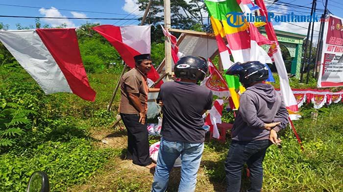 Jauh-jauh dari Jabar, Asep Jualan Bendera dan Umbul-umbul di Sekadau Jelang HUT ke-77 RI