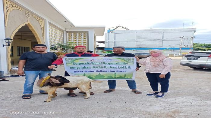 Astra-Motor-Kalbar-menyerahkan-hewan-kurban.jpg