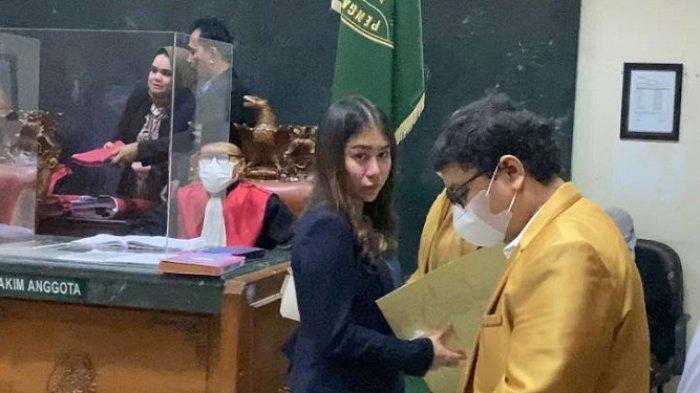 Kena Tuntut 7 Bulan Penjara, Ayu Thalia Menangis Tak Terima Dirinya Masuk Bui di Depan Hakim