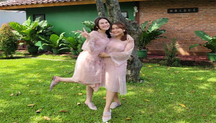 Ayu-Ting-Ting-dan-Adiknya-Saat-Lebaran.jpg