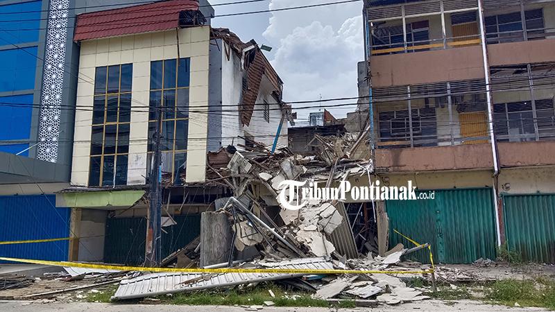 BANGUNAN-AMBRUK-3r4ewfd.jpg