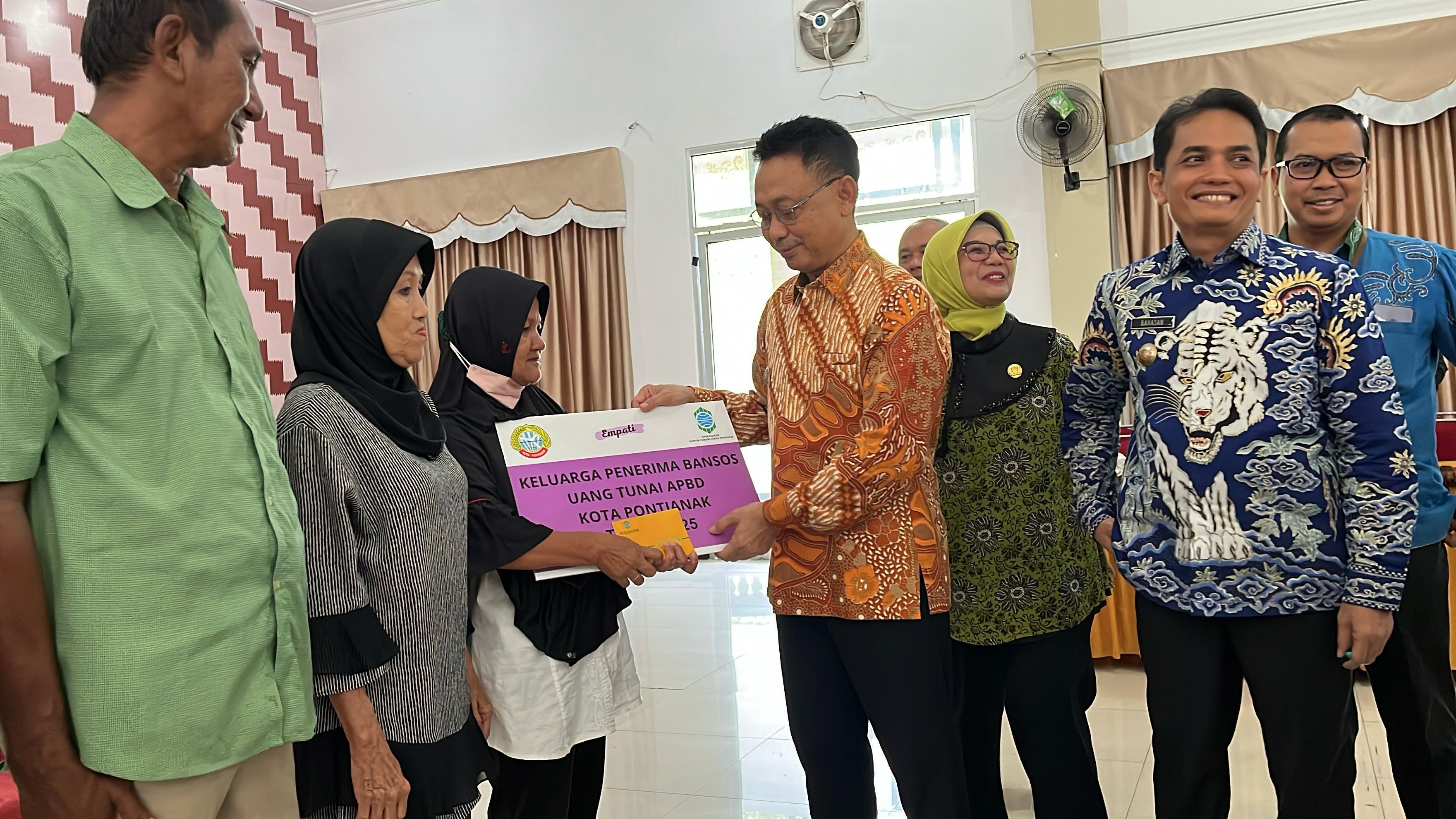 Prioritaskan Kesejahteraan Warga, Pemkot Pontianak Salurkan Bantuan Sosial Tunai
