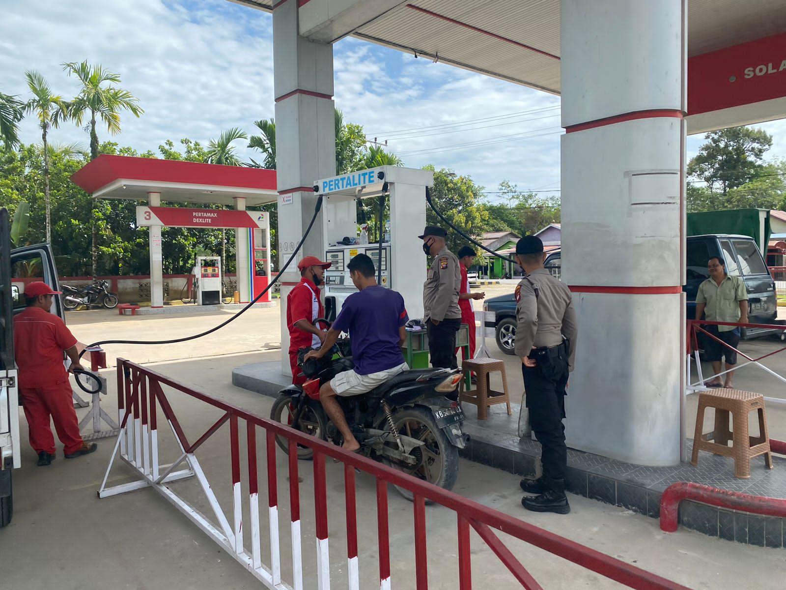 Harga BBM Naik, Personel Polres Sambas Lakukan Pengamanan di SPBU