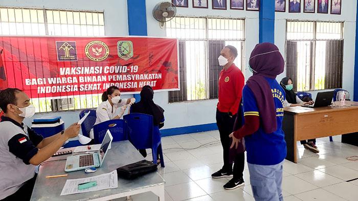 Tingkatkan Herd Imunity Petugas dan Warga Binaan, Rutan Sambas dan BINDA Kalbar Lakukan Vaksinasi