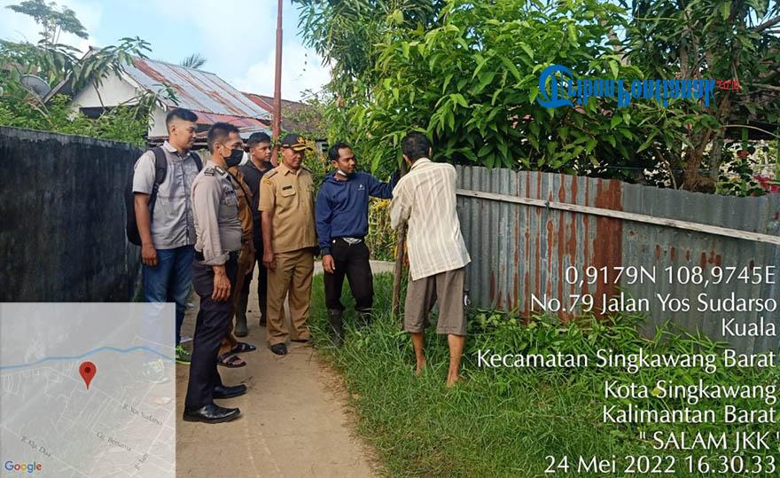 Bhabinkamtibmas Hadiri Pengukuran Patok Batas Tanah dan Pembongkaran Pagar Seng Batas Tanah Warga