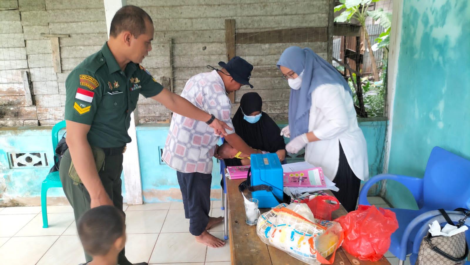 Babinsa Parit Raja Kawal Posyandu Wujud Peduli Kesehatan Balita