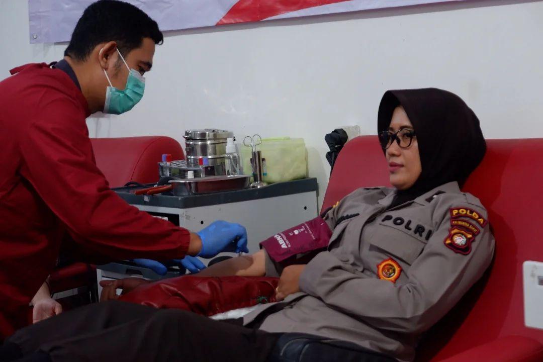 Lebih dari Sekadar Penegak Hukum, Polwan Polda Kalbar Buktikan Kepedulian dengan Bakti Sosial