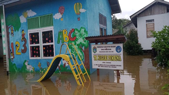 Banjir-salah-satu-sekolah-di-Kecamatan-Nanga-Mahal-K234wrefdc.jpg