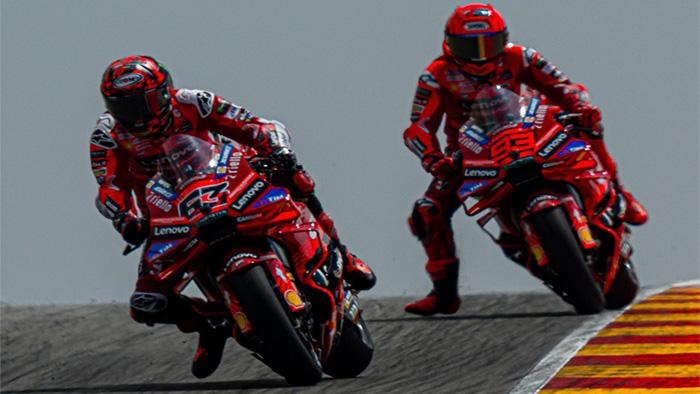 Beda-Kelas-Francesco-Bagnaia-Ikhlaskan-Gelar-Juara-Dunia-MotoGP-2025-untuk-Marc-Marquez.jpg
