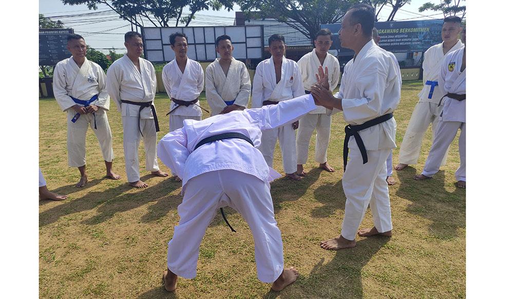 Polres Singkawang Gelar Latihan Beladiri dalam Rangka Pengamanan dan Pengawalan Kepala Daerah