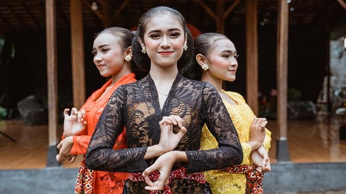 20 Ucapan Hari Kebaya Nasional 2024 Lengkap dengan Link Download Twibbon
