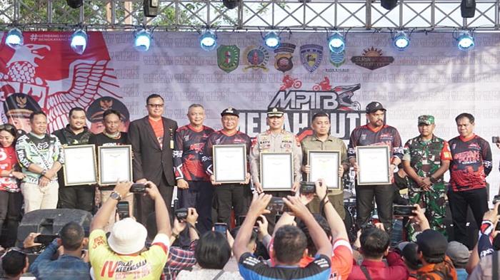 Gabungan Bikers Kalbar, Maman Abdurahman, AMPI Kalbar dan Bupati Bengkayang Pecahkan Rekor MURI
