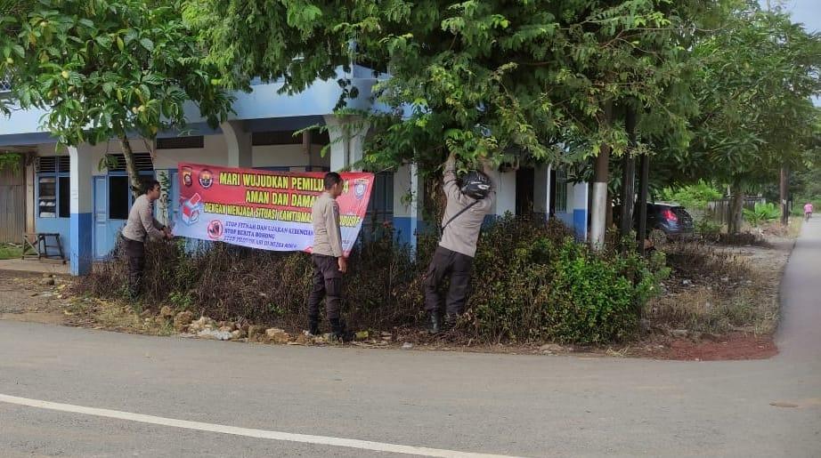 Polsek Singkawang Selatan Pasang Banner Imbauan Mengajak Masyarakat Ciptakan Pemilu Damai