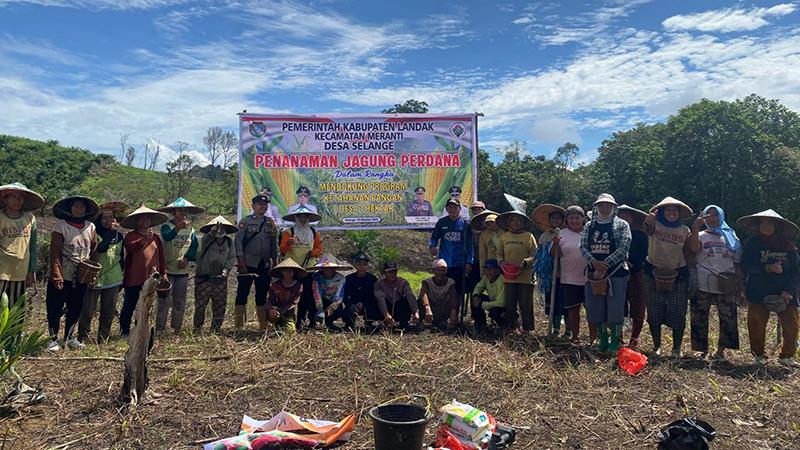 Polsek Meranti Ikut Penanaman Perdana Jagung 1 Desa 1 Hektar Milik Bumdes Selange