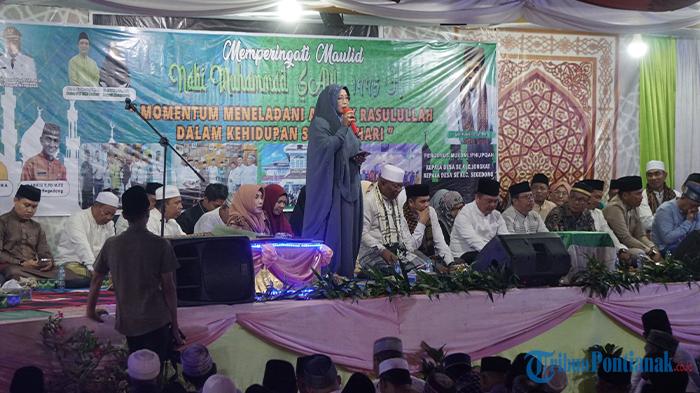 Bupati-Erlina-saat-memberikan-sambutan-pada-peringatan-Maulid-Nabi-Muhammad.jpg