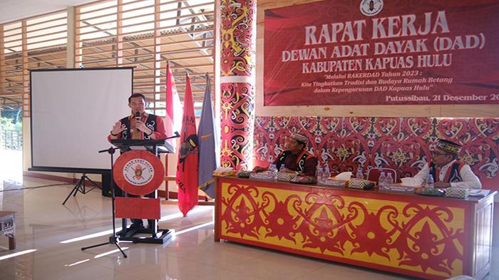 Bupati-Kapuas-Hulu-Fransiskus-Diaan-saat-234ewf.jpg
