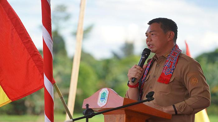 Bupati-Kapuas-Hulu-Fransiskus-Diaan-saat-234rewr.jpg
