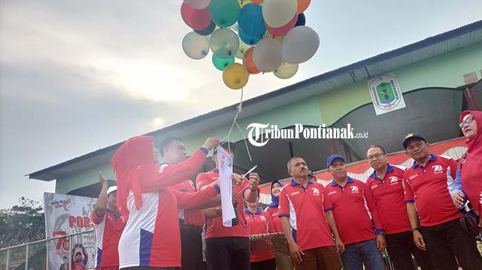 Bupati-Kapuas-Hulu-Fransiskus-Diaan-saat-mengunting-tali-balon43ed.jpg